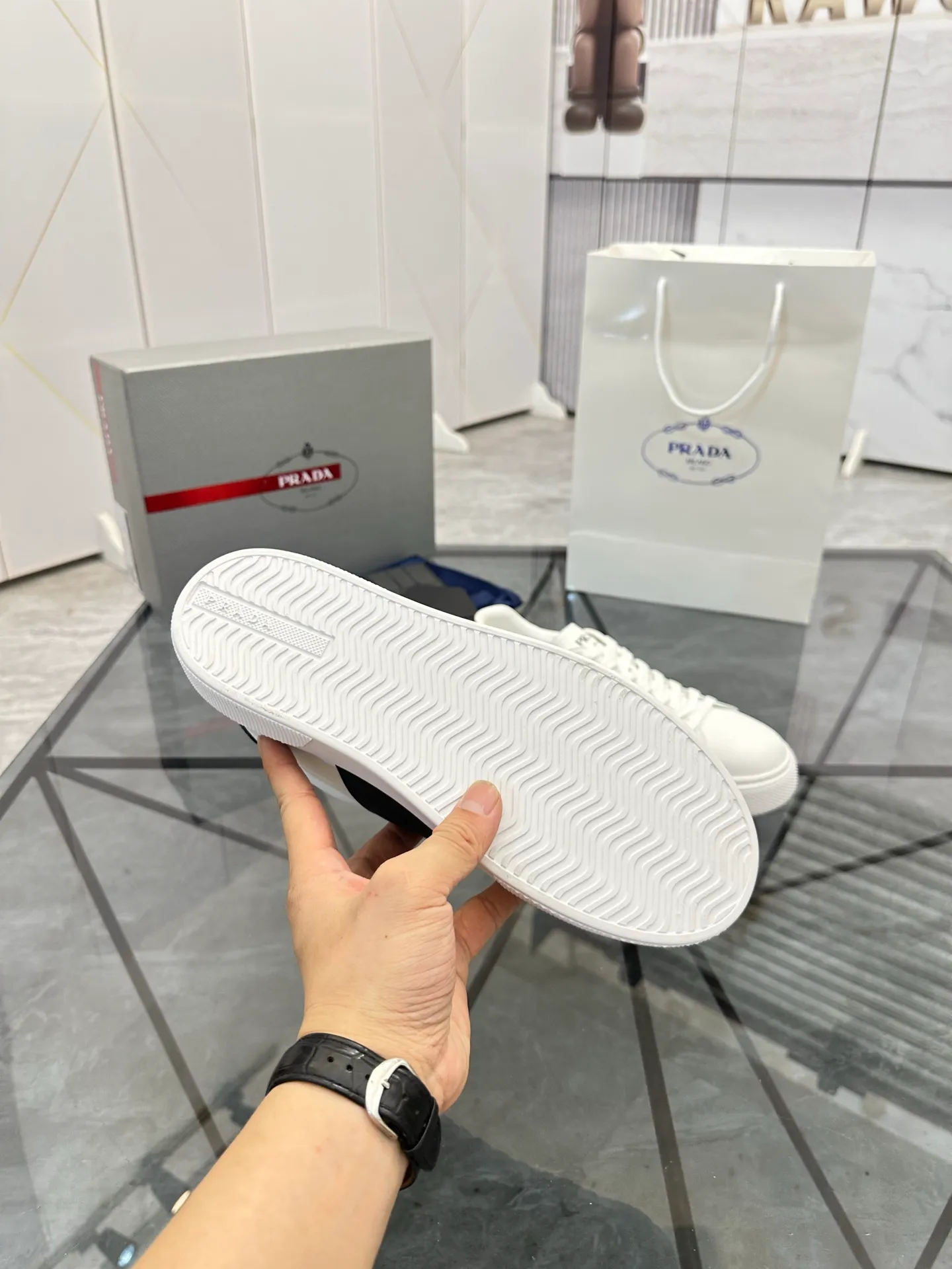 Men's shoes for sale💰: 💰P500¥ High-end top quality Product trademark: Prada * "Prada*" low-top casual shoes Regular size: 35-45 (can be customized to 46) Couple style Product materials: imported first-layer cowhide leather upper, water-dyed sheep lining, original outsole. No.: H201